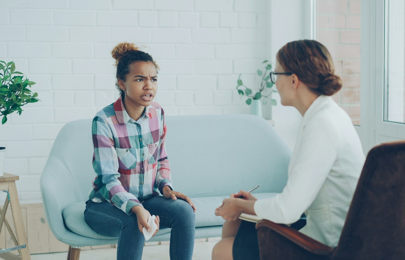 Eine Frau spricht mit einer therapeutischen Fachperson