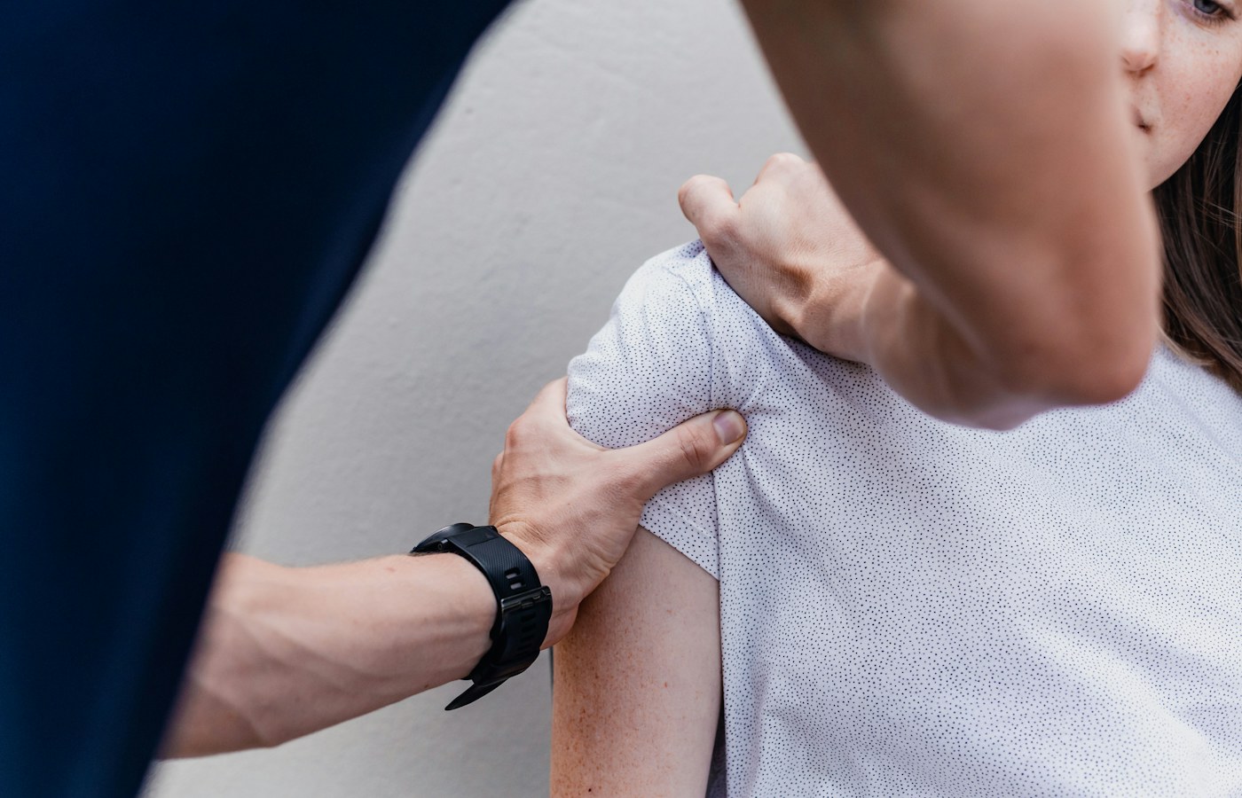 Eine Person erhält eine Schulterbehandlung