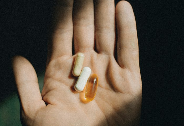 Eine Hand mit mehreren Tabletten in der Handfläche