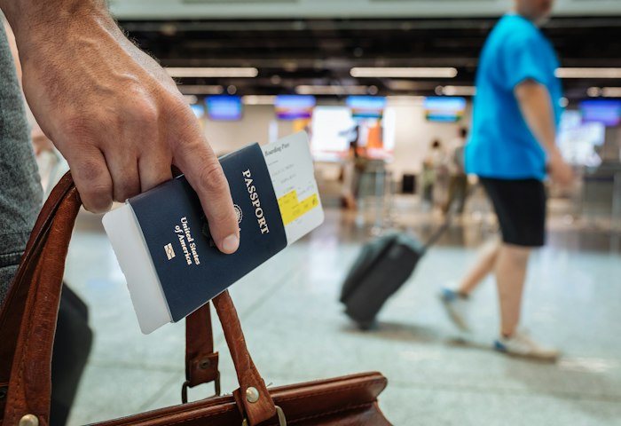Ein Reisepass und eine Bordkarte an einem Flughafen